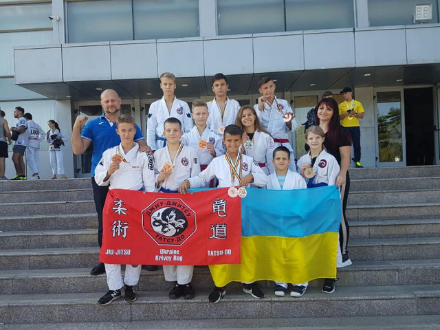 Юные криворожские спортсмены завоевали медали на чемпионате Мира по джиу-джитсу в Румынии