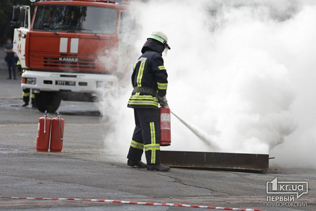 Криворожские пожарные ликвидируют чрезвычайную ситуацию на стадионе «Металлург» в рамках учений