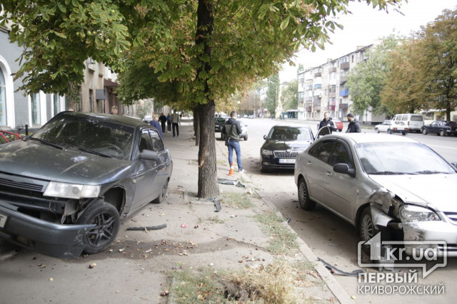 В Кривом Роге у Lada лопнуло колесо, машину вынесло на другой припаркованный автомобиль