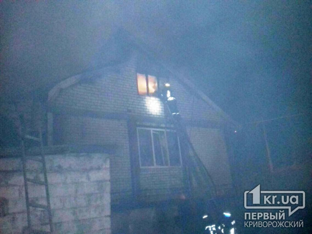 Пожарные вынесли 90-летнюю криворожанку из горящего дома