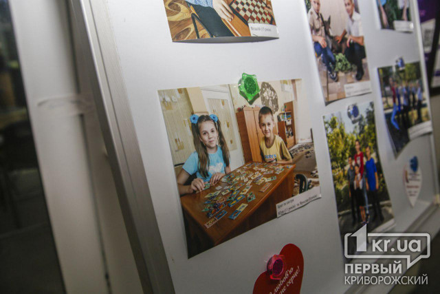 Ко Дню усыновления в криворожском центре «Виза» появилась фотовыставка