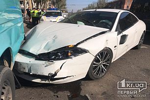 В Кривом Роге случилось ДТП с участием двух легковушек и маршрутки, пострадал мужчина