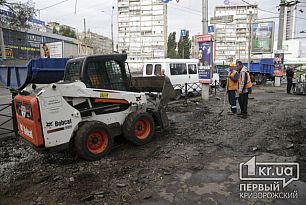 На 95 квартале в Кривом Роге рабочие снимают асфальтное покрытие на тротуаре