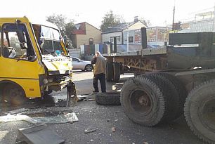 В Днепре столкнулись фура и маршрутка, пострадали 13 человек