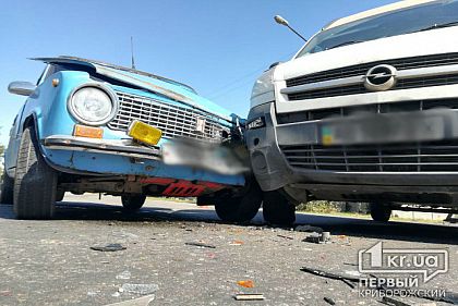 В Кривом Роге водитель микроавтобуса не уступил дорогу «копейке», пострадал пассажир легковушки