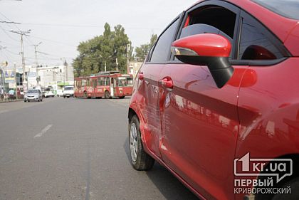 В Кривом Роге на 95 квартале троллейбус и легковушка попали в ДТП