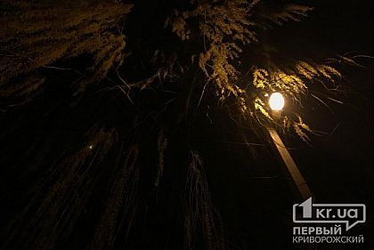 После урагана более 3 месяцев сотни криворожан вынуждены ходить по темным улицам
