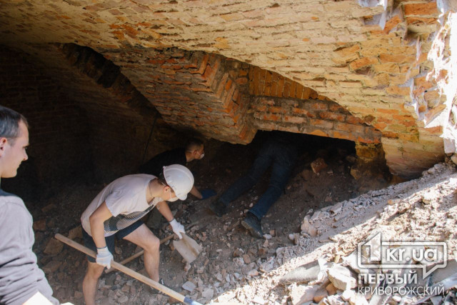 Криворожан пригласили в Никополь, чтобы вернуть артефакты из заброшенного купеческого подвала