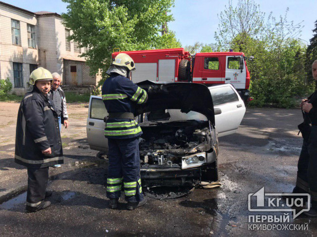 На территории криворожской больницы горел автомобиль