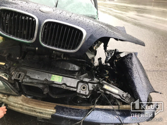 BMW в Кривом Роге вылетел с проезжей части в столб