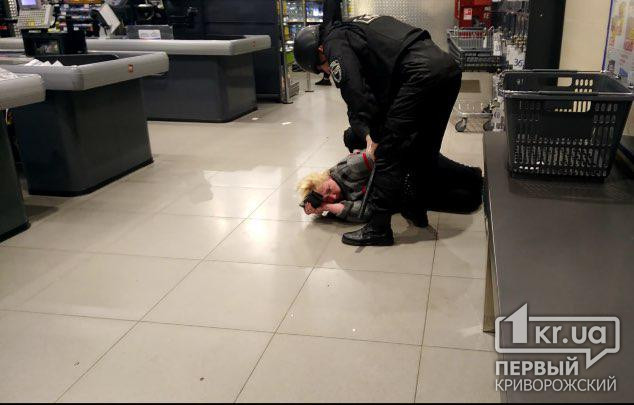 В Кривом Роге женщина напала на кассиров и охранников в супермаркете