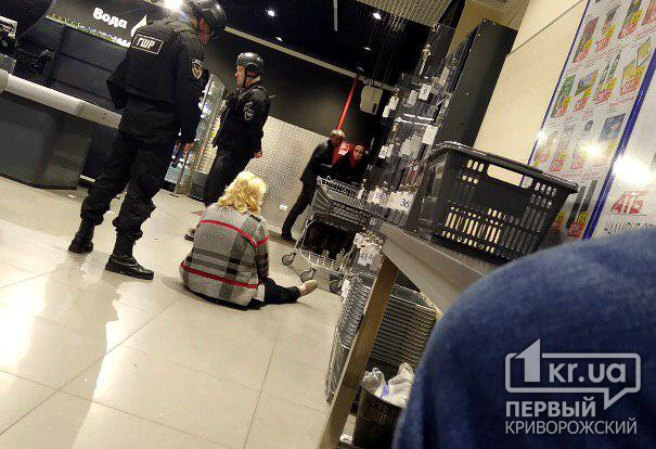 Видео задержания криворожанки, которая напала на кассиров и охранников супермаркета