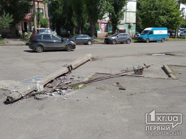 На одной из улиц Кривого Рога рухнула электроопора (фото)