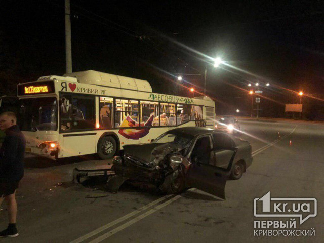 В Кривом Роге коммунальный автобус и легковой автомобиль попали в ДТП, пострадал человек