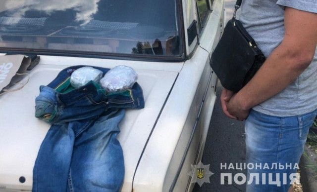 Полицейские задержали криворожанина, который из авто продавал наркотики