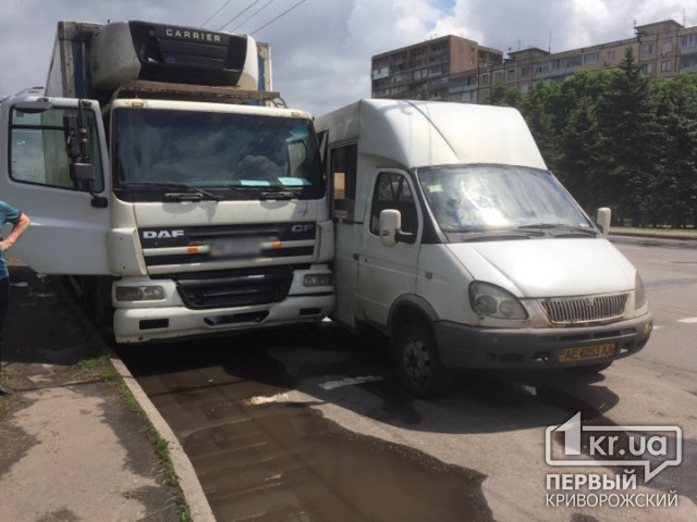 ДТП в Кривом Роге: столкнулись маршрутка и грузовик, пострадал человек