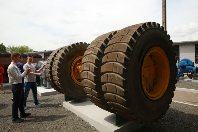При поддержке Метинвеста в Ингульце обновили музей горного оборудования под открытым небом
