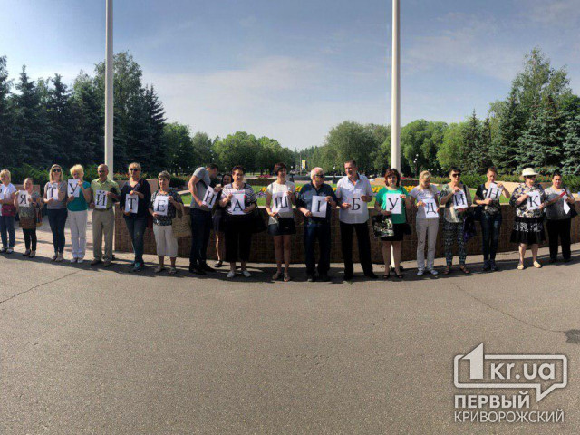 Спасите наши дома: представители криворожских ОСМД митинговали перед зданием горисполкома