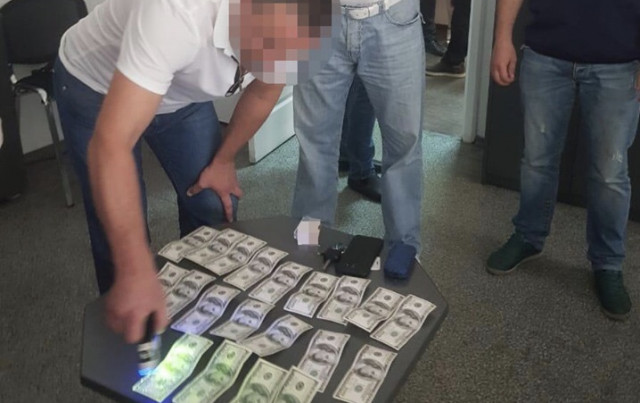 Правоохранители задержали чиновника горсовета Днепра, требовавшего 2000 долларов взятки