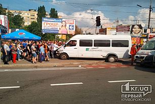 В Кривом Роге маршрутка влетела в толпу людей на остановке