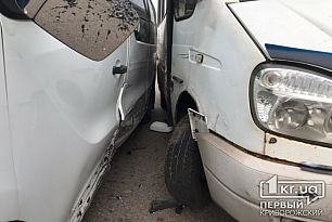 ДТП в Кривом Роге: маршрутка въехала в припаркованный микробус