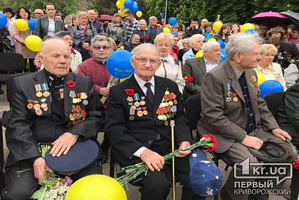 Сотни криворожан пришли на митинг к мемориалу Вечной Славы в Металлургическом районе города
