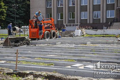 В Кривом Роге напротив райисполкома меняют тротуарную плитку