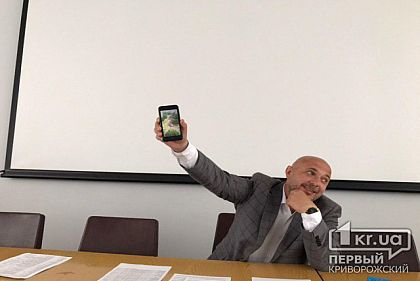 В Кривом Роге мусоровоз проехался по газону из-за импровизированной парковки жителей многоэтажки