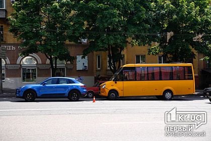 На месте концентрации ДТП в Кривом Роге столкнулись маршрутка и Porsche