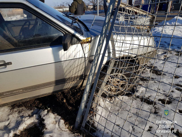 Пьяный криворожанин на ВАЗ врезался в забор возле заправки