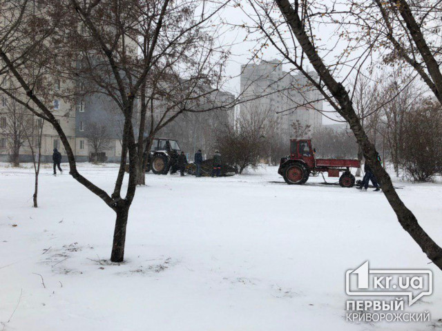 Рождественский вечер сотрудники Кривбассводоканала провели в сквере, где их дважды ждали на прошлой неделе