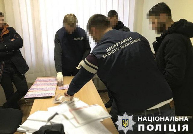 Під час отримання 18 тисяч гривень хабара затримано посадовця на Дніпропетровщині