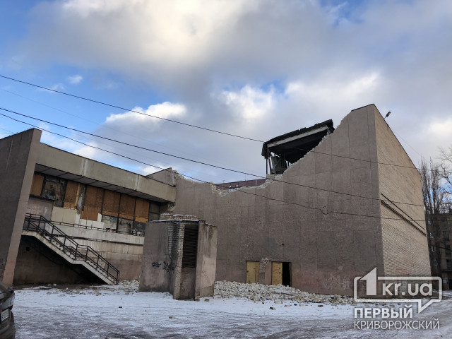 Владелице обрушившегося здания бывшего кинотеатра чиновники поручили соорудить забор