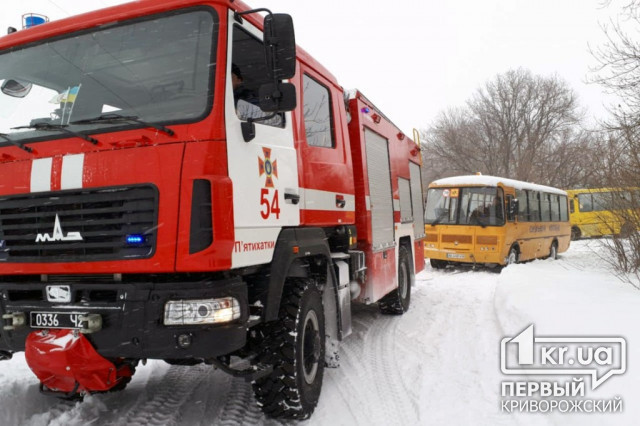 Из снежного плена пожарные вытащили автобус с 20 школьниками