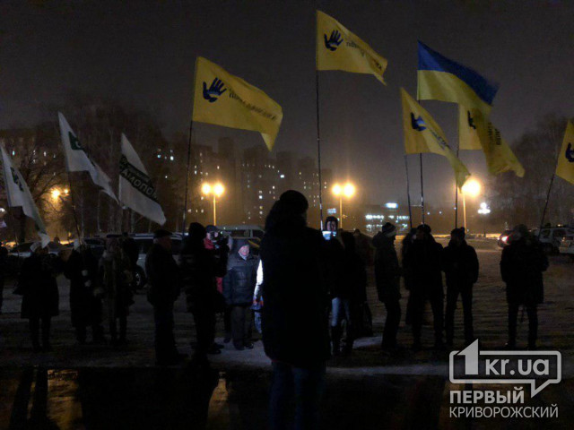 Онлайн: криворіжці святкують День Соборності України біля Козака Рога