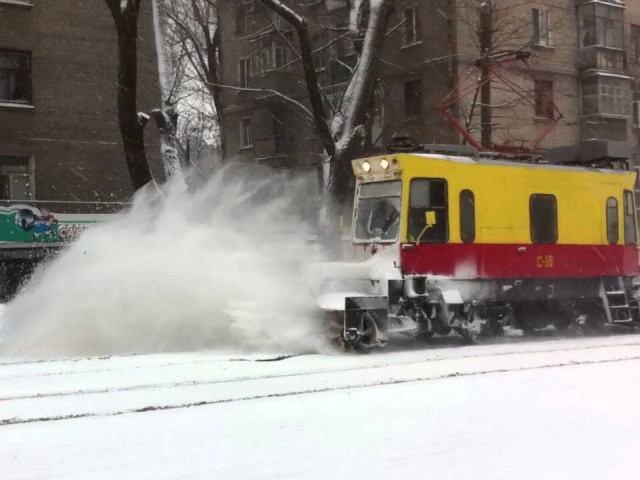 К работе приступает снегоуборочный трамвай, криворожан просят убрать авто