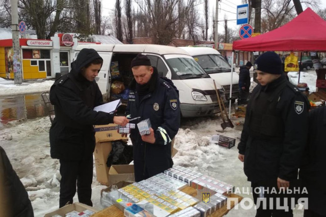 Криворожские полицейские изъяли 2500 пачек контрафактных сигарет