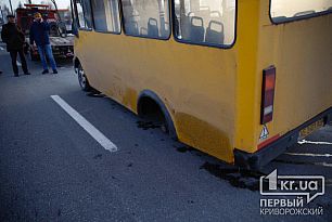 В Кривом Роге у маршрутки на ходу отпало колесо