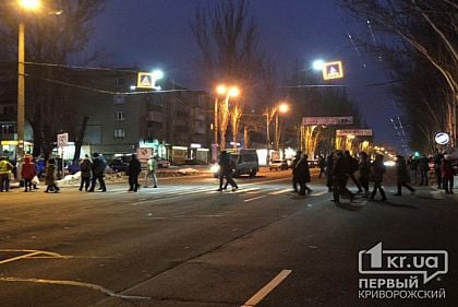 Криворожане перекрыли дорогу в знак протеста против повышения стоимости проезда в маршрутках