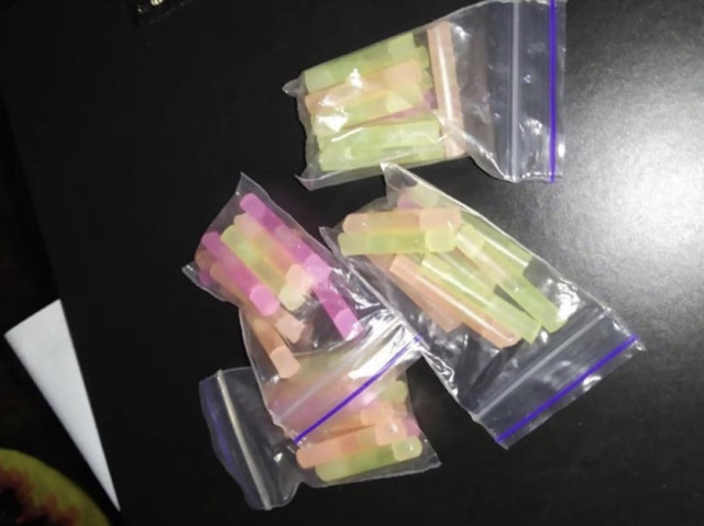 У криворожанки обнаружили 44 разноцветные трубочки с метамфетамином