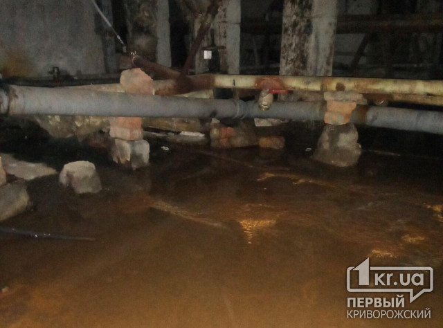 Подвал криворожской многоэтажки затоплен фекалиями почти месяц