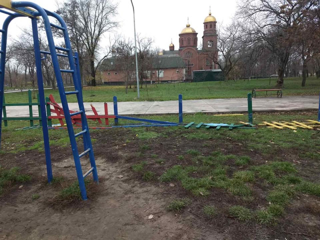Вандалы поломали забор на детской площадке и побили урны в криворожском парке, охраняемом муниципалами