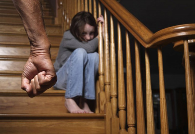 За изнасилование 13-летней внучки в Кривом Роге судят пенсионера