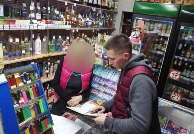 Полицейские привлекли к ответственности криворожанку, которая продала сигареты несовершеннолетнему