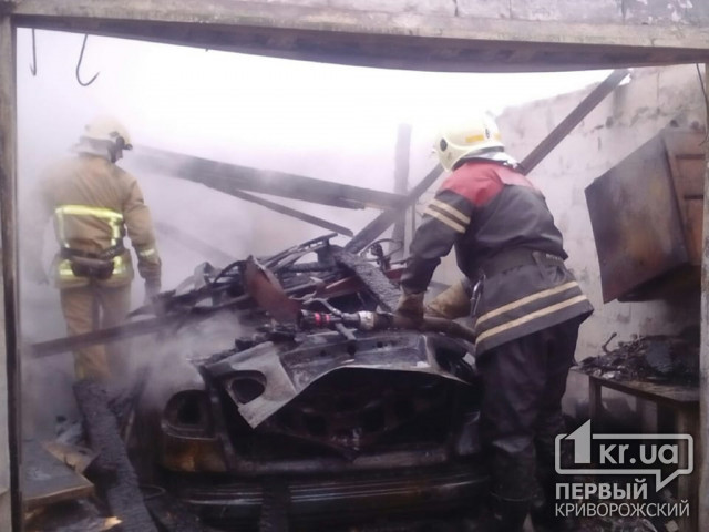 В Широковском районе в гараже сгорела легковушка
