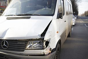 В Кривом Роге перед кольцом столкнулись автобус и маршрутка