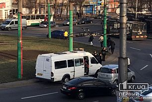 На 95 квартале в Кривом Роге «притерлись» маршрутка и легковушка