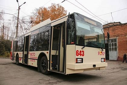 В Кривом Роге на маршрут вышли троллейбус с дизель-генераторной установкой и отремонтированный трамвай