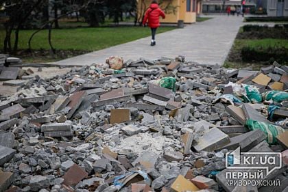 Мусорник из стройматериалов продолжает расти на аллее в центре Кривого Рога