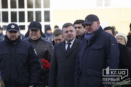 Криворізькі політики та правоохоронці провели протокольне покладання квітів